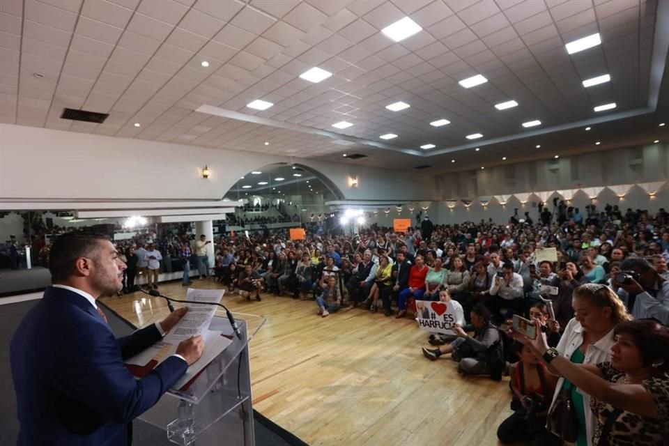 Integrantes de Copacos y simpatizantes llenaron un auditorio, en la Alcaldía Iztacalco para escuchar a Omar García Harfuch. 