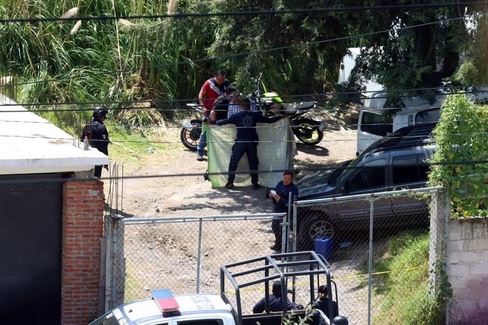 Los cuerpos de dos de ellos quedaron dentro del predio enrejado y el del adulto mayor sobre la acera, entre una pipa y la pared.