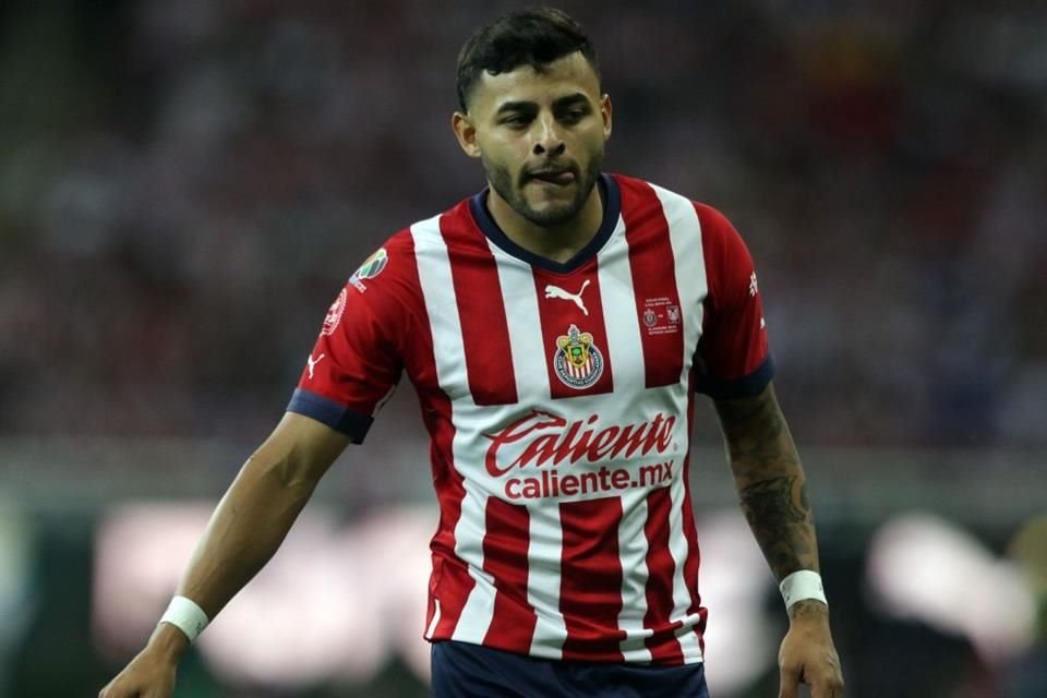 Las Chivas no contarán en el Clásico Tapatío ni con Alexis Vega ni con Cristian Calderón, otra vez, por indisciplina.