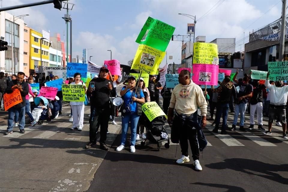 Alrededor de 200 transportistas de las rutas 12, 84 y 91 bloquearon el Eje 3 Oriente.