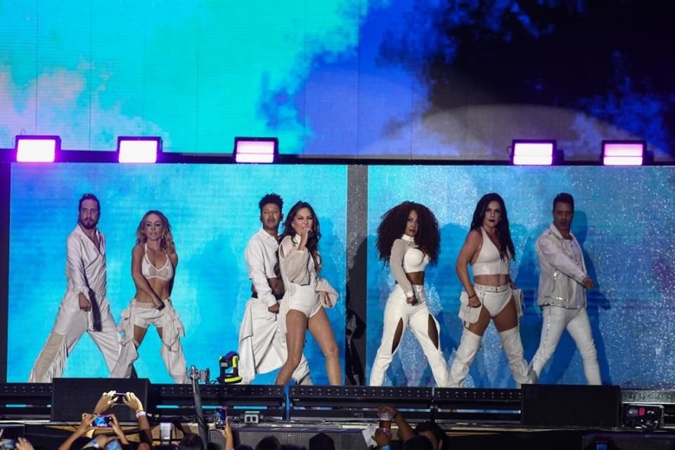 'Más que Amor', 'Love Colada' y 'Tus Besos' fueron algunas de las canciones que interpretaron  en el Auditorio Benito Juárez.