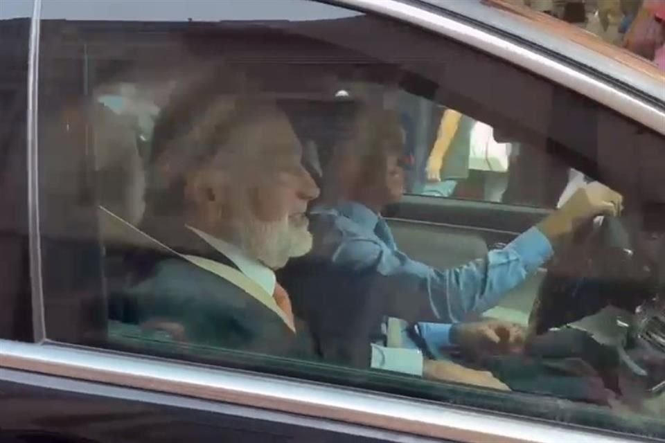 Carlos Slim Helú, padre, y Carlos Slim Domit, hijo, llegando a Palacio Nacional.