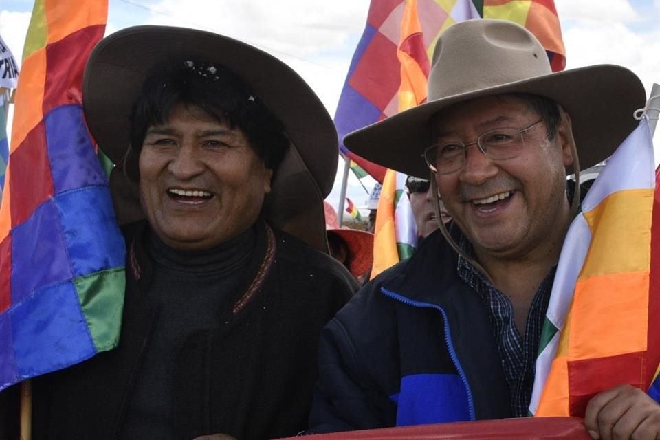 El Presidente de Bolivia, Luis Arce, y el ex Presidente Evo Morales durante una marcha en Caracollo, el 23 de noviembre del 2021.