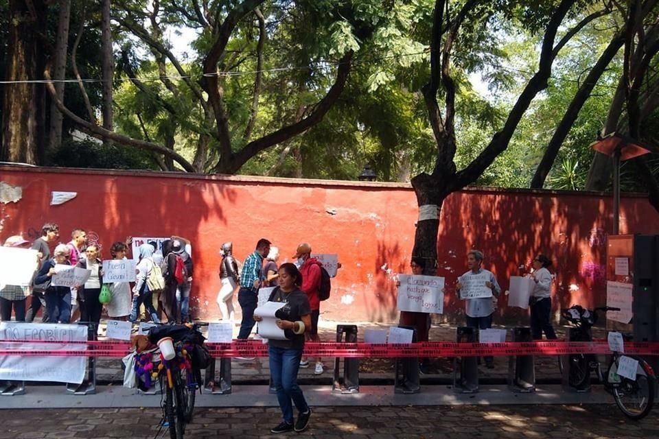 Vecinos de la Alcaldía Coyoacán protestaron contra la estación de Ecobici que se instala en la Calle Francisco Sosa.