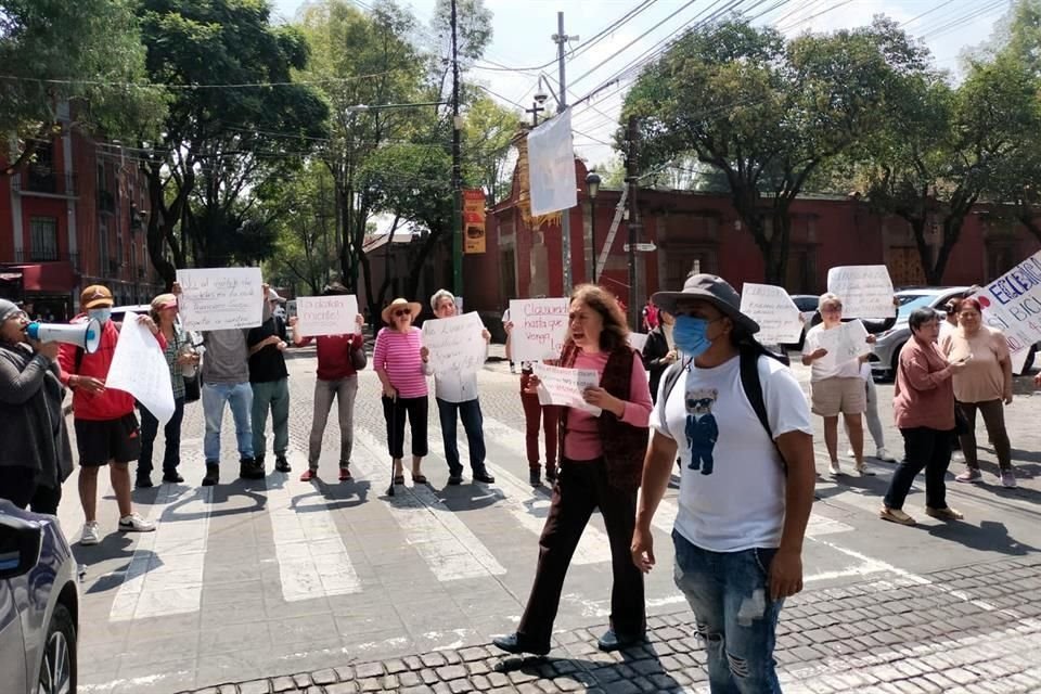 Vecinos de la Alcaldía Coyoacán protestaron contra la estación de Ecobici que se instala en la Calle Francisco Sosa.