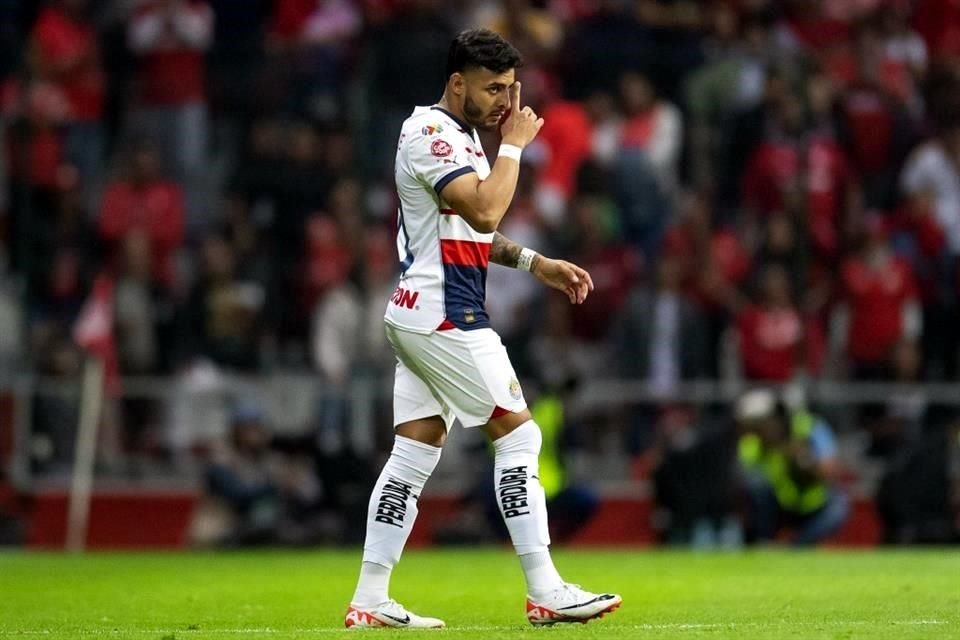 Alexis Vega ha batallado para rendir con Chivas.