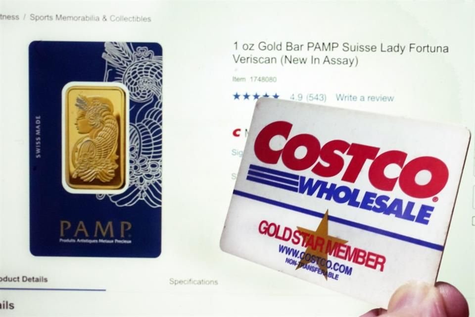 Esta fotografía muestra una página web de Costco ofrece a la venta en línea una barra de oro PAMP Suisse Lady Fortuna Veriscan y una tarjeta de miembro de esa cadena minorista en Nueva York.