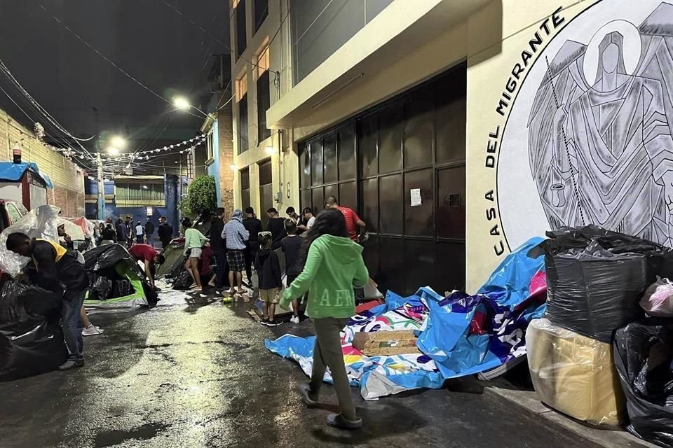 Afuera de la Casa del Migrante Arcángel Rafael, en Iztapalapa, decenas de migrantes acampan en espera  de un espacio dentro del inmueble para descansar.