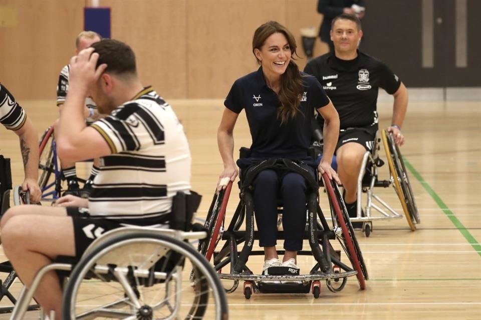 La Princesa Catalina Middleton jugó un partido de rugby en silla de ruedas en Inglaterra, pese a tener dos dedos lesionados.