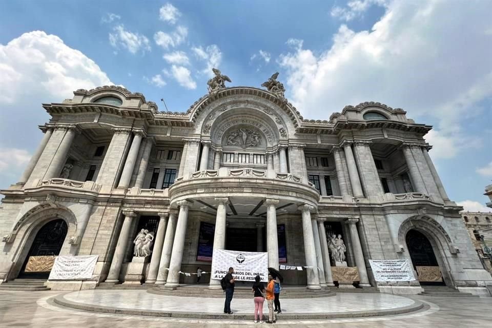 Trabajadores sindicalizados cerraron este jueves Bellas Artes en demanda de uniformes.