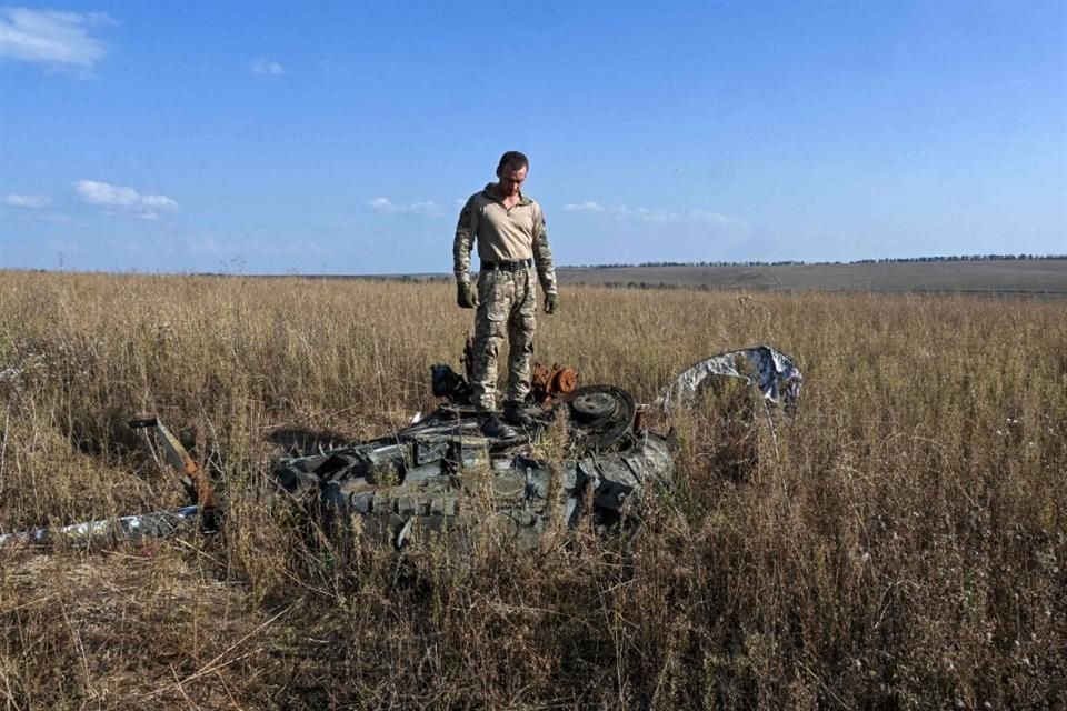 Un voluntario inspecciona un tanque ruso destruido cerca de la región de Járkov, el 1 de octubre.