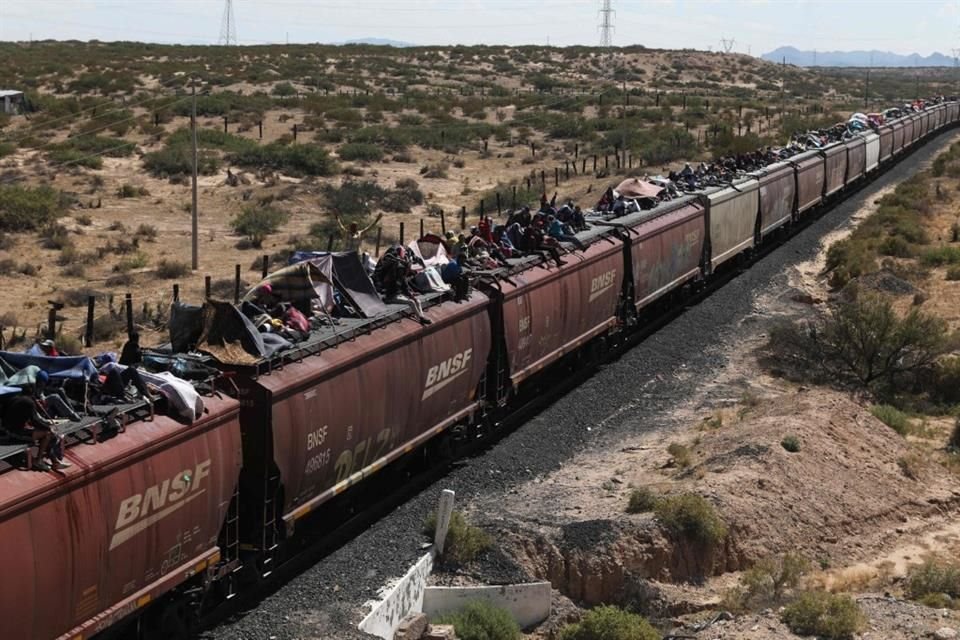 Migrantes, la mayoría de Venezuela, viajan sobre los vagones de un tren rumbo a Ciudad Juárez, Chihuahua.