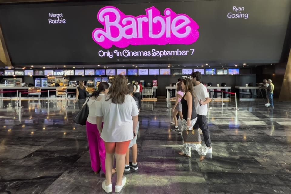 Pantallas de un cine muestran promocionales de la película Barbie en Beirut, Líbano, el 7 de septiembre.