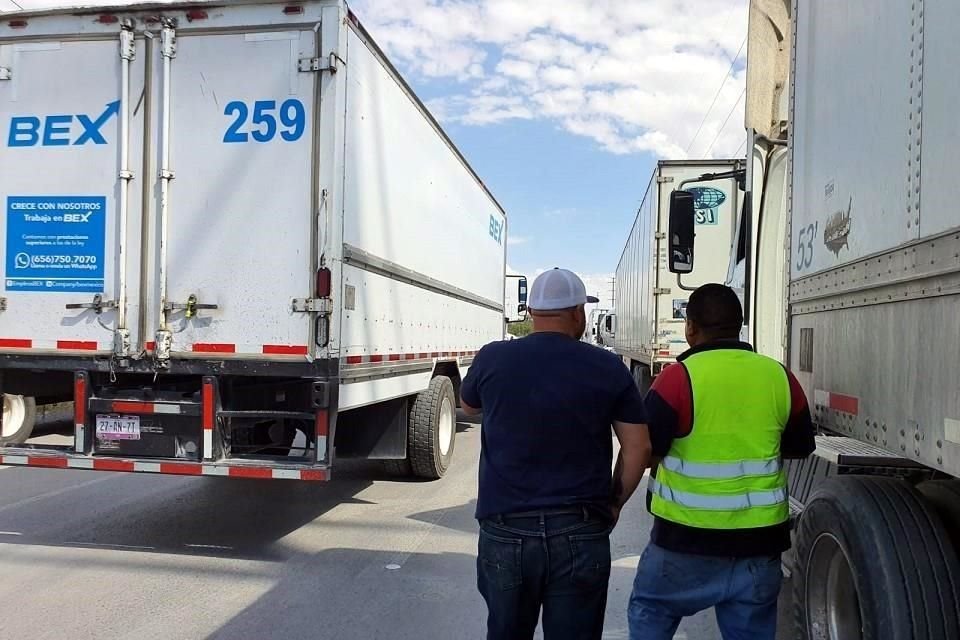 Una larga fila de tráileres de carga en el puente internacional Zaragoza-Ysleta mientras esperan cruzar a Texas. 