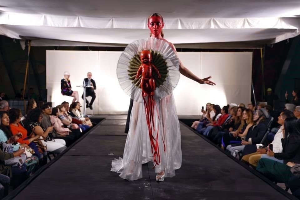 La diseñadora de vestuario Mariana Gandía narró al público durante la pasarela cómo el color, la forma y la textura de los materiales 'hablan' de los personajes en una puesta en escena. Aquí el usado en 'Macbeth'.