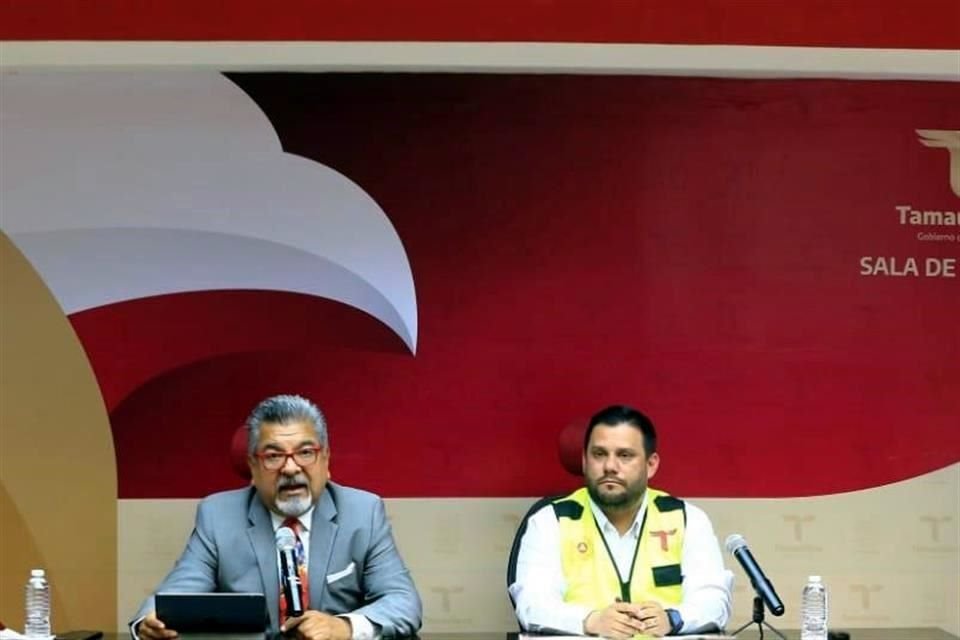 El vocero de Seguridad Tamaulipas, Jorge Cuéllar Montoya (izq.), y el coordinador de Protección Civil en Tamaulipas, Luis Gerardo González de la Fuente.