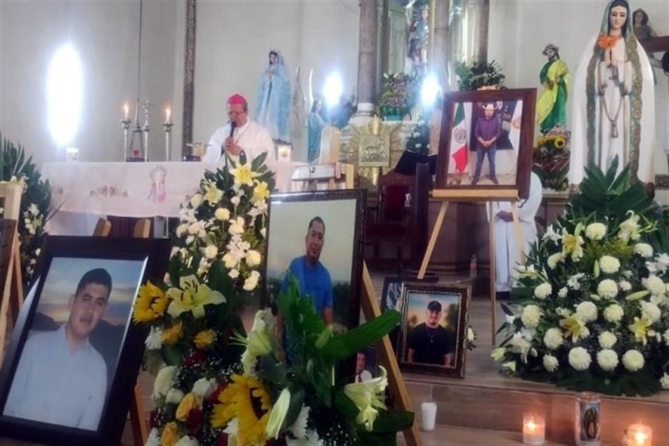 Se ofició una misa en la iglesia de San Miguel Arcángel en memoria de las 20 víctimas de la masacre en San Miguel Totolapan, Guerrero.