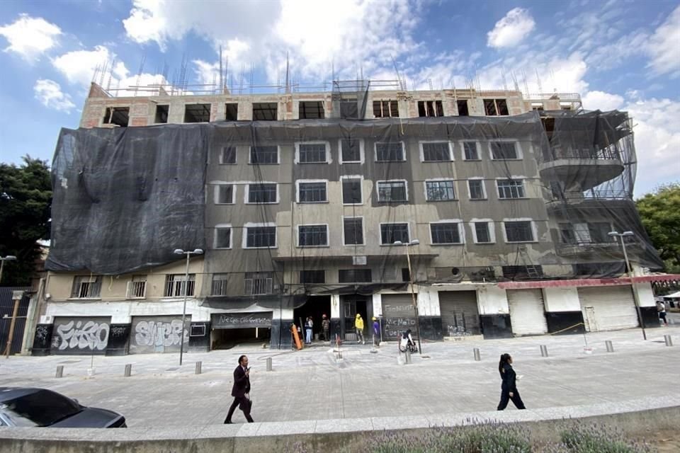 Sobre el Edificio Trevi, catalogado y ubicado frente a la Alameda Central, se construyen dos pisos adicionales, sin que en la fachada se exhiban los permisos correspondientes.  