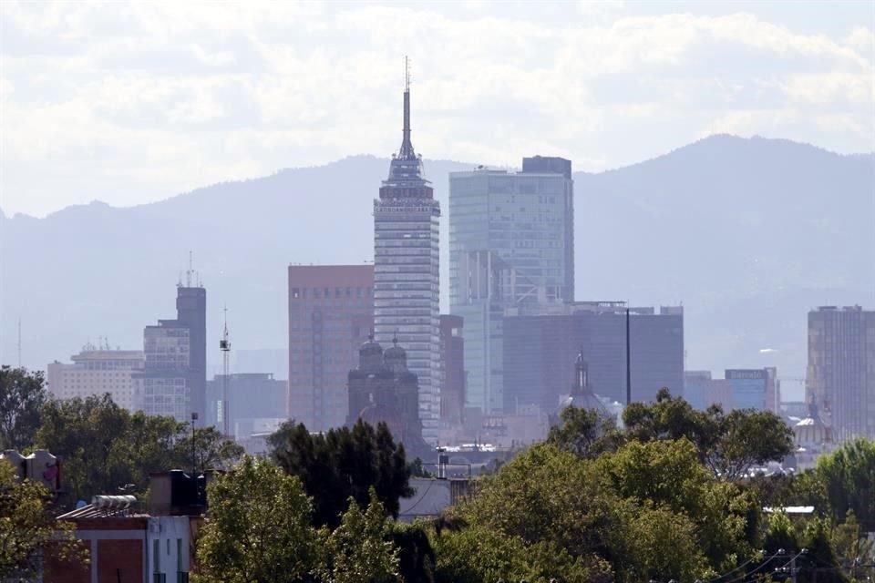 Las zonas más urbanizadas de la CDMX forman una isla de calor, que actúa como un radiador de energía, lo que aumenta la temperatura.