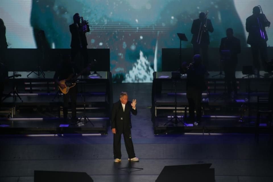 Ricardo Montaner cautivó a 6 mil 500 personas que se congregaron en el Auditorio Nacional para formar parte de su gira 'Te Echo de Menos'.
