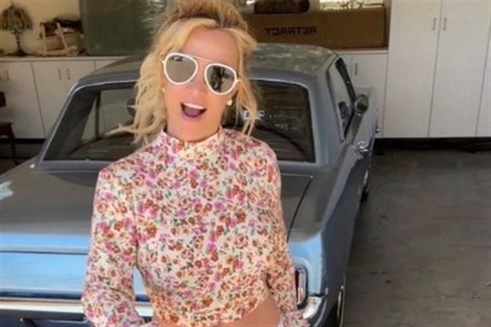Britney Spears decidió darse una escapada a una isla privada, mientras su padre es hospitalizado debido a una infección grave.