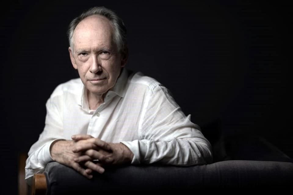 El escritor británico Ian McEwan instó a sus colegas a ser valientes y escribir lo que sienten.