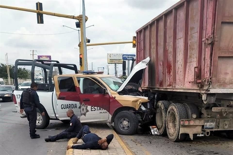 El accidente se registró alrededor de las 13:00 horas en la avenida Hidalgo, frente a la Plaza Periférico, cuando los policías perseguían un vehículo con hombres sospechosos, rumbo al sur.