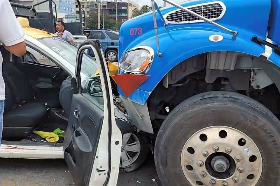 El taxista quedó lesionado y ensangrentado, por lo que de inmediato los conductores testigos dieron aviso a las autoridades.