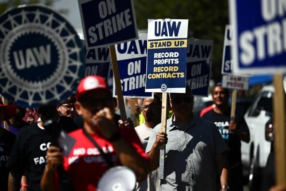 El acuerdo que los trabajadores aún deben aprobar en una votación, incluye un aumento salarial de 25 por ciento para los empleados por hora.