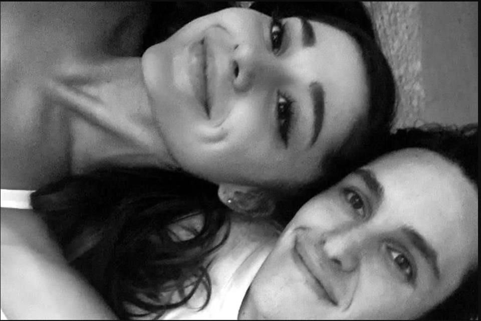 Ariana Grande y Dalton Gómez están oficialmente divorciados tras llegar a un acuerdo que evita a la cantante pagar una manutención conyugal.