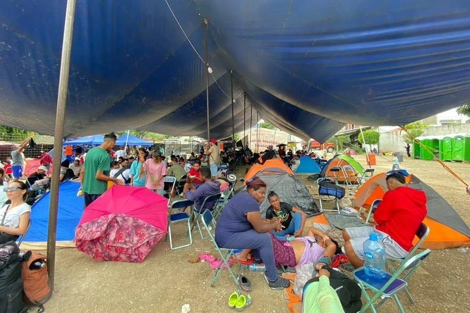 Según datos del gobierno que instalaron el Centro de Movilidad Migratoria diariamente llegan alrededor de 1,500 migrantes que solo van de paso y toman enseguida otro camión que los traslada a la CDMX.