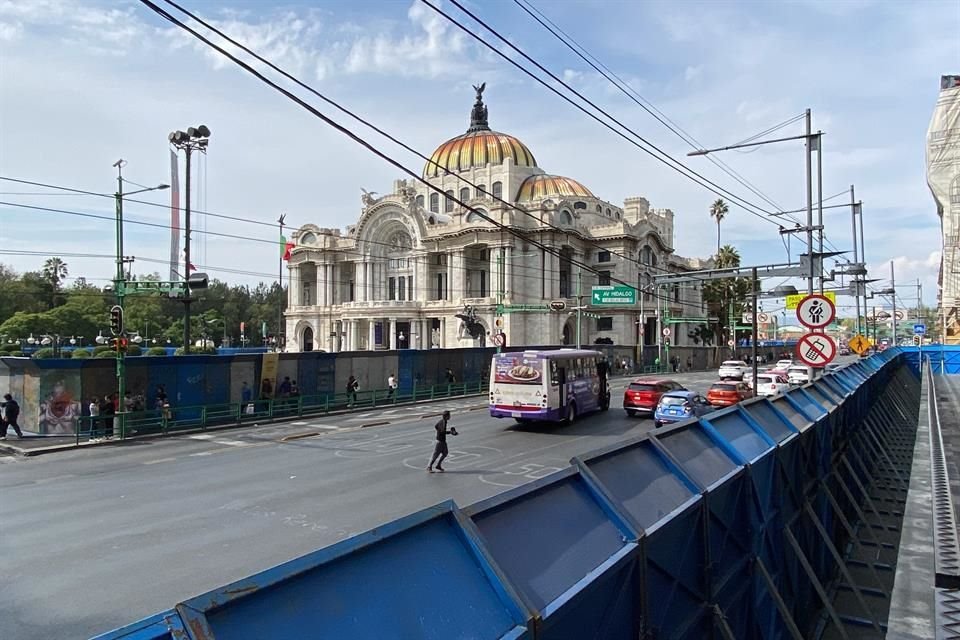 Las murallas metálicas también son instaladas en Bellas Artes.