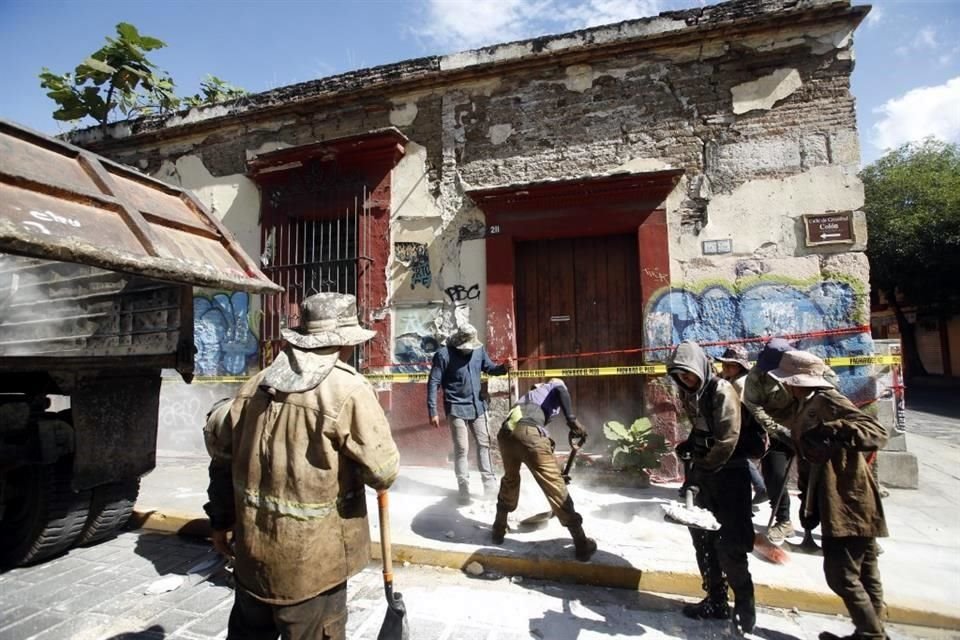 En calles de la Ciudad de Oaxaca se acordaron espacios, donde paredes lucen a punto de caer y algunas sufrieron desprendimientos.