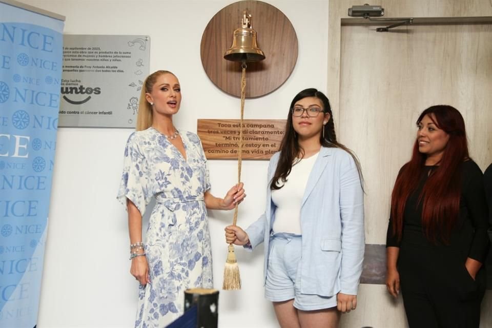 Paris Hilton acompañó a Karol Ludwika Núñez Flores, de 16 años, en el ritual de sonar la campana.