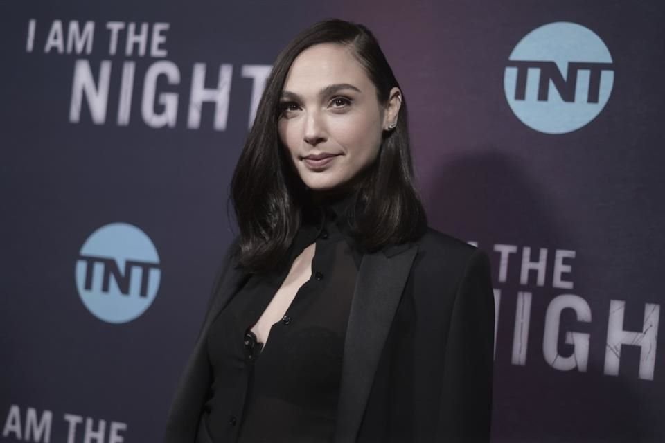 La actriz Gal Gadot reaccionó a los recientes ataques a su país de origen, Israel, por parte del grupo Hamás; 'mi corazón me duele', dijo.