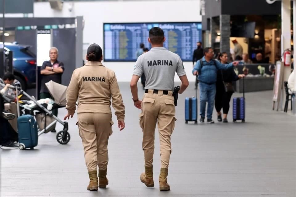 Personal de la Marina vigila la terminal 2 del Aeropuerto internacional de la Ciudad de México