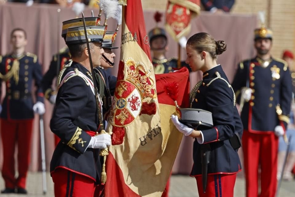La Princesa Leonor realizó la jura de bandera junto a sus compañeros de promoción en la Academia General Militar de Zaragoza.