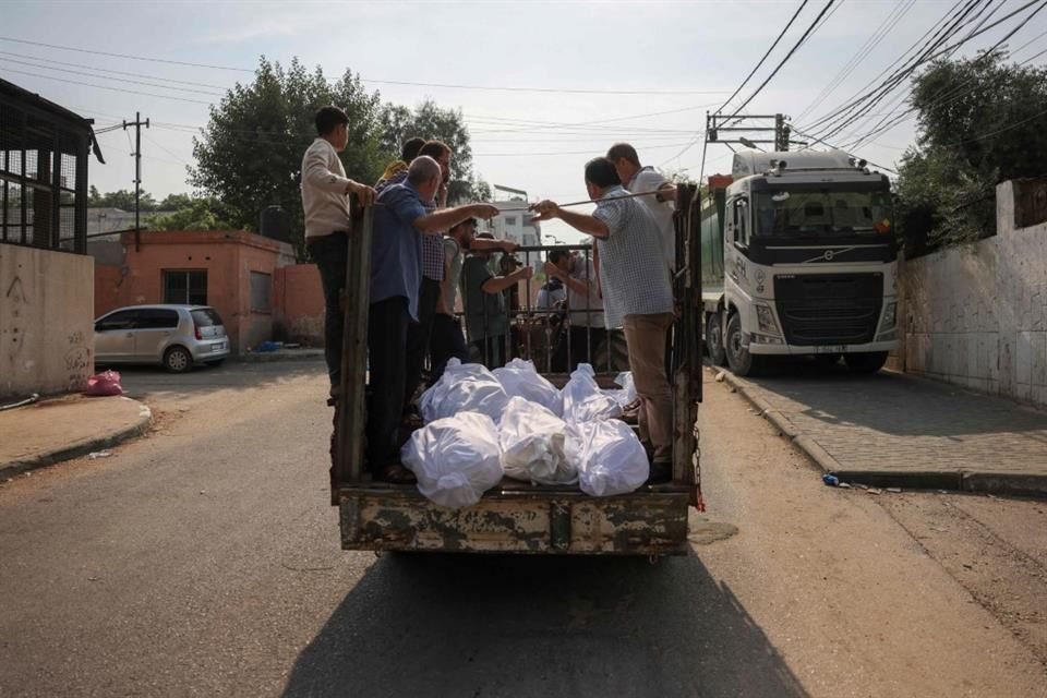 Un camión transporta los cuerpos de una familia muerta en los ataques israelíes a la ciudad de Gaza.