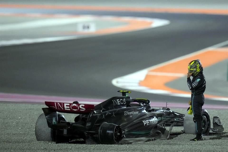 Lewis Hamilton tenía la esperanza de quedar más adelante de Sergio Pérez, quero abandonó en la primera vuelta.