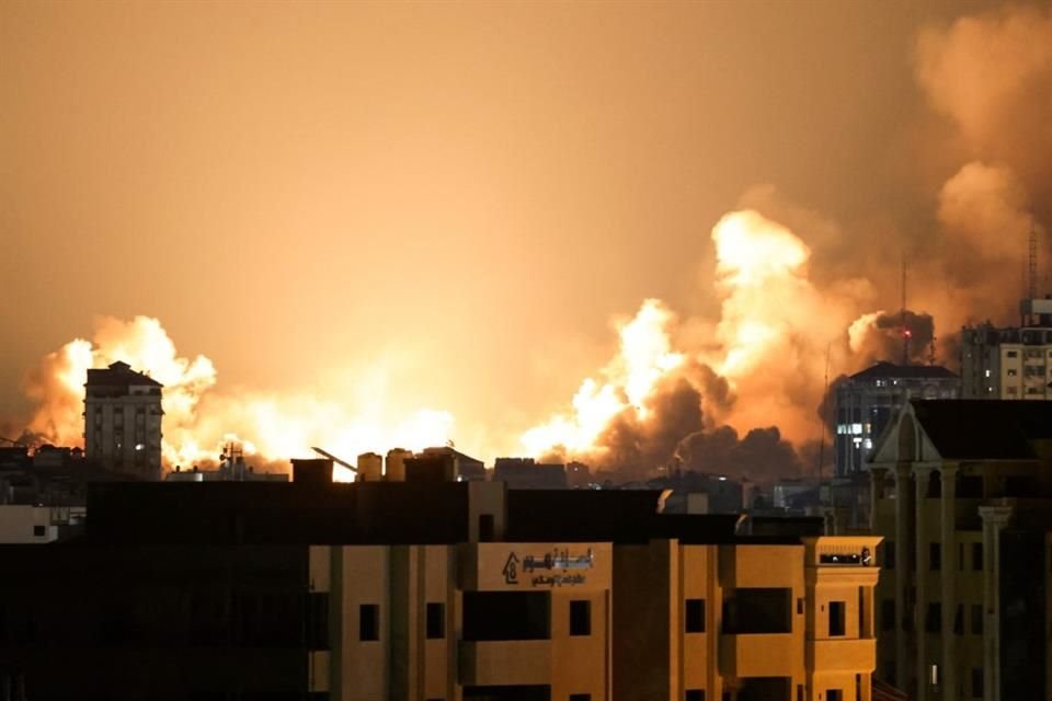 Humo se alza por encima de edificios en la ciudad de Gaza durante un ataque aéreo, el 8 de octubre.