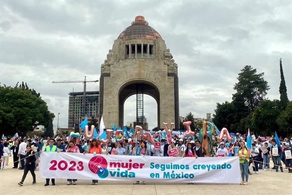 El contingente antes de su salida del Monumento a la Revolución.