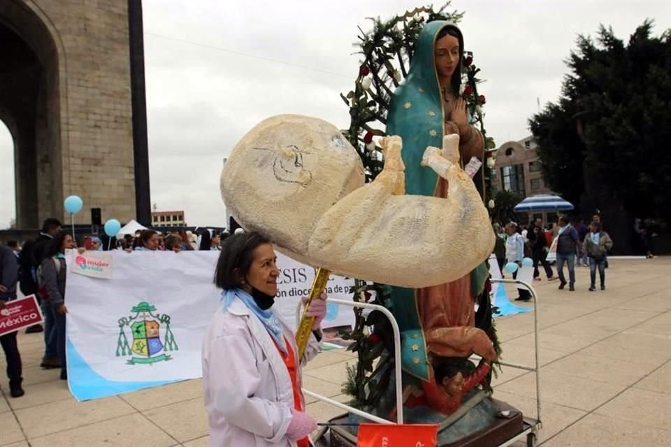 Los manifestantes llevaron lonas, pancartas, globos, imágenes de la Virgen de Guadalupe y hasta la representación de un feto.