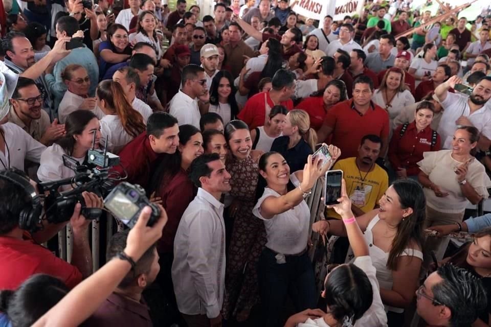 La Gobernadora de Colima, Indira Vizcaíno, no subió al templete durante la visita de la coordinadora de la 4T, Claudia Sheinbaum.