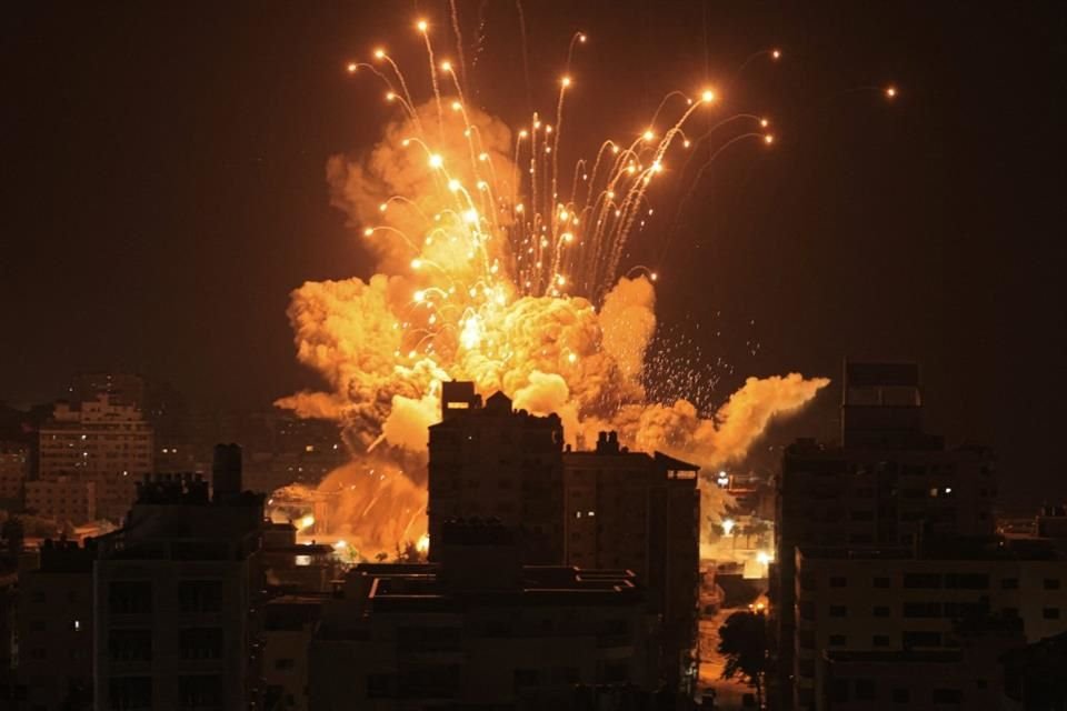 Un misil explota en la ciudad de Gaza durante un ataque aéreo el 8 de octubre.