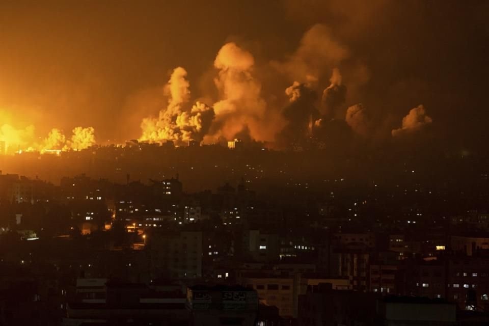 Fuego y humo por encima de la ciudad de Gaza, el 8 de octubre del 2023.