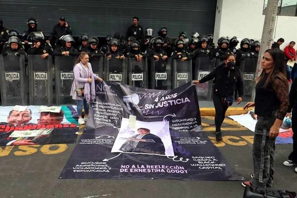 Tras más de tres horas, manifestantes contra la ratificación de la Fiscal Ernestina Godoy se retiraron de la FGJ; señalan agresiones de autoridades.