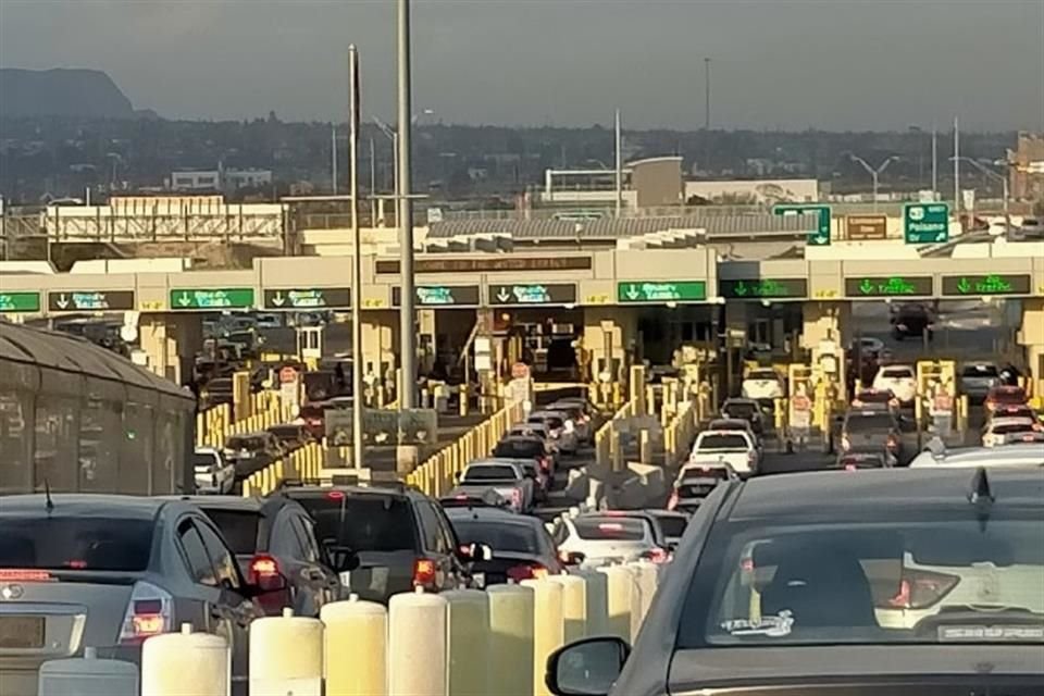 Una fuente de autos en el Puente Internacional Córdova-De las Américas.