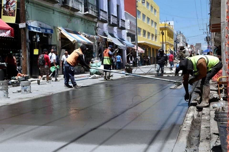 El Icomos señala que 'el uso de concreto estampado falsifica, al simular la piedra, cuando en realidad es concreto pintado de negro', lo que atenta contra la autenticidad del centro histórico poblano.