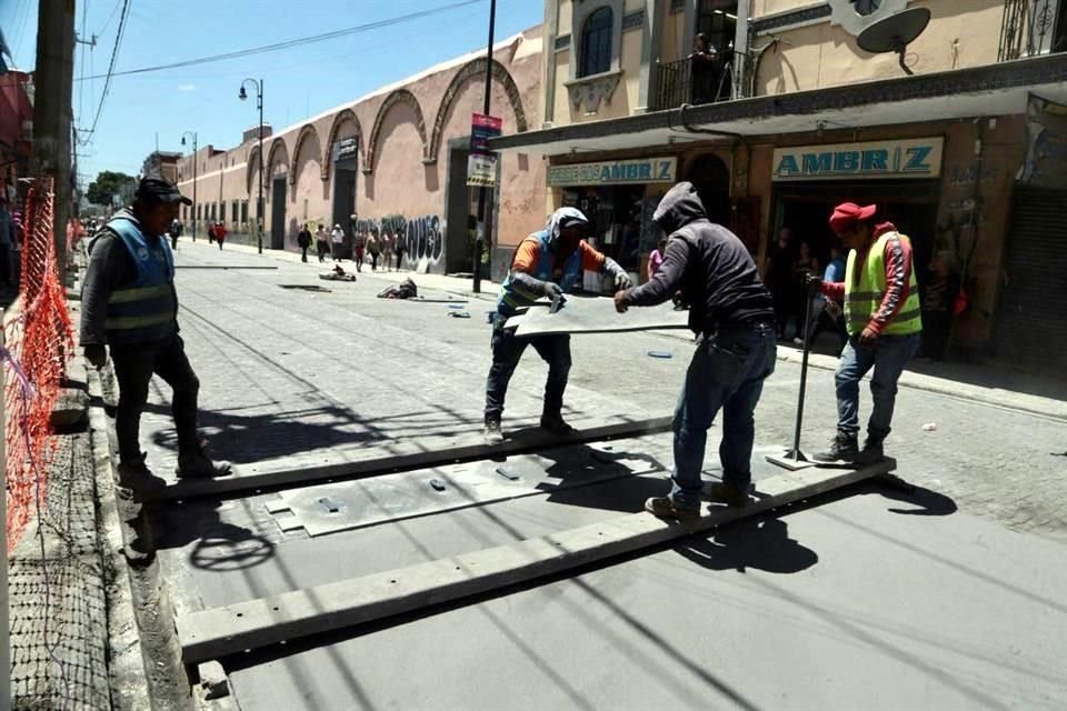 Agua de Puebla emprendió las obras de sustitución y renovación de drenaje en calles del centro histórico con el uso de concreto estampado y adoquín. Icomos sugiere que pidan asesoría al Centro INAH.