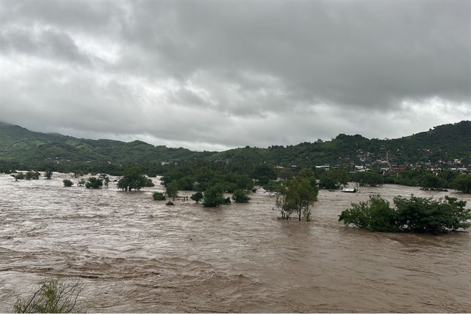 Tormenta tropical 'Max' en Costa Grande de Guerrero ha dejado ríos desbordados, inundaciones, arrastre de vehículos y a una persona desaparecida.